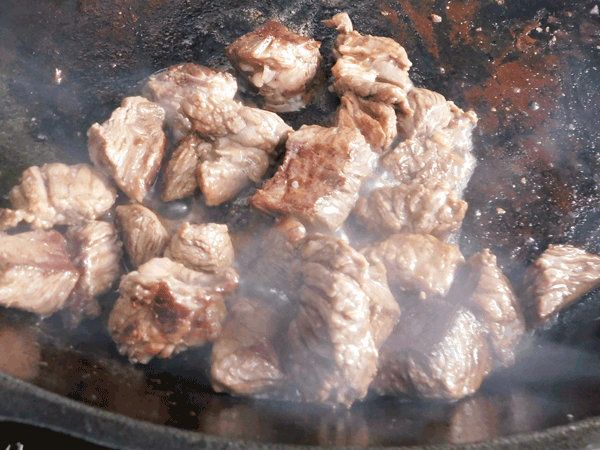 Seared beef pices in cast iron skillet