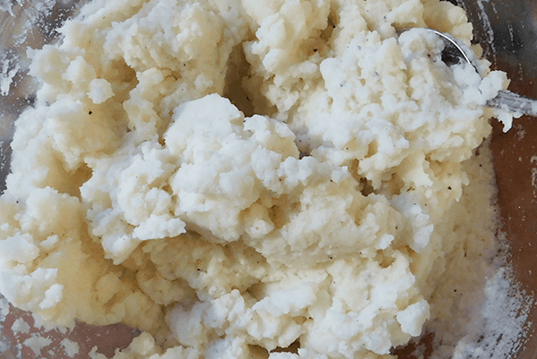 Creamy Weeklnight Mashed Spuds closeup in glass bowl