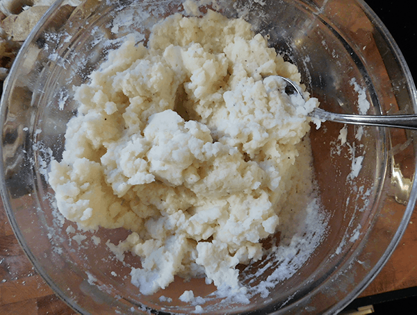 Weeknight Mashed Spuds in clear glass bowl