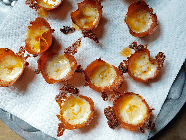 Cooked Peperoni Cheese Bites on paper towel