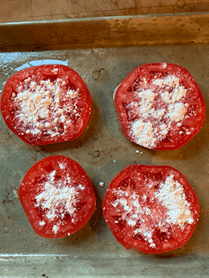 Tomatoes sprinkled with flour
